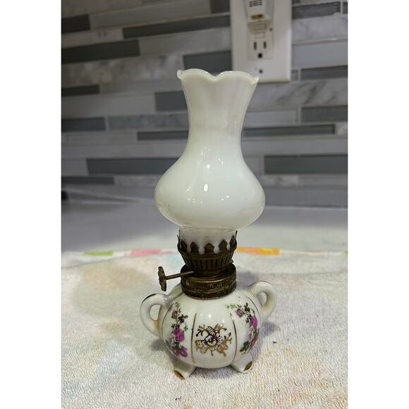 Lot of 2 vintage porcelain oil lamps, one has scalloped chimney - Picture 1 of 4